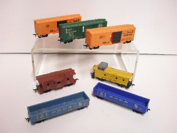 1950's Lionel & Marx HO Trains: 1950's Lionel & Marx HO scale trains, Lionel #0817 Union Pacific caboose, Marx #20298 NYC caboose, #11817 Great Northern boxcar, (2) #36000 Chesapeake & Ohio gondolas & (2) Santa Fe boxcars (Sears). C