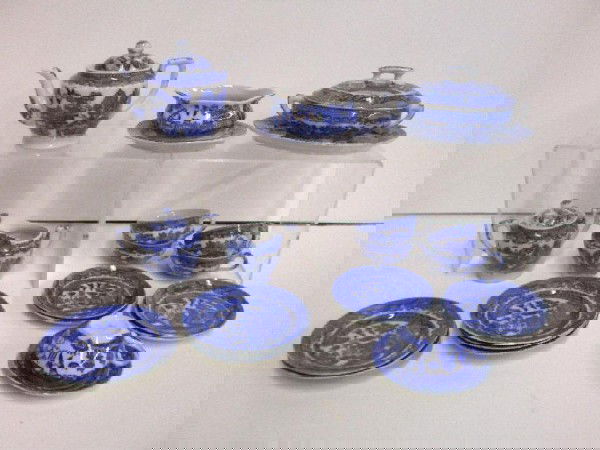 1940's Child's Blue Willow Tea Set: 1940's child's 21 piece Blue Willow tea set, made in Japan. CONDITION: Very good.