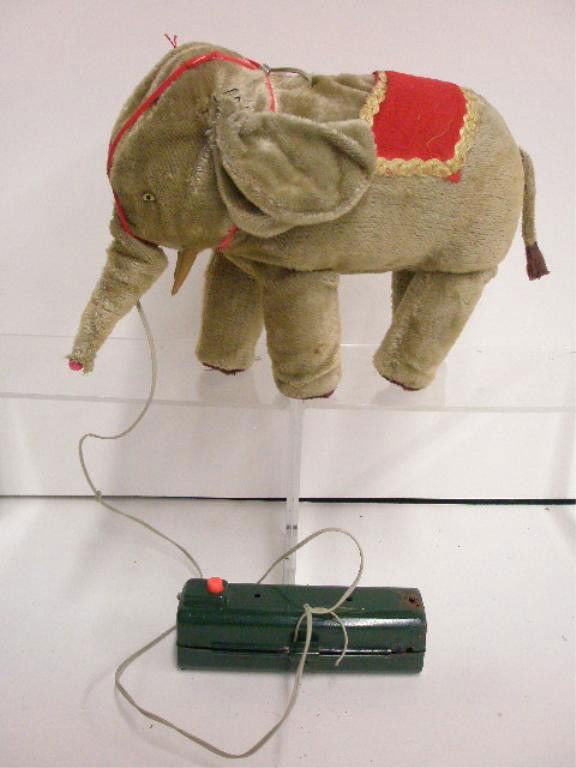 1950's Linemar Toys Battery Operated Elephant: 1950's Linemar Toys battery operated Walking Elephant. CONDITION: Battery box is rusted & minor wear.