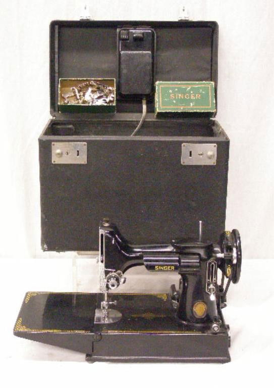 Singer Featherweight Sewing Machine: Vintage Singer Featherweight portable sewing machine w/case.