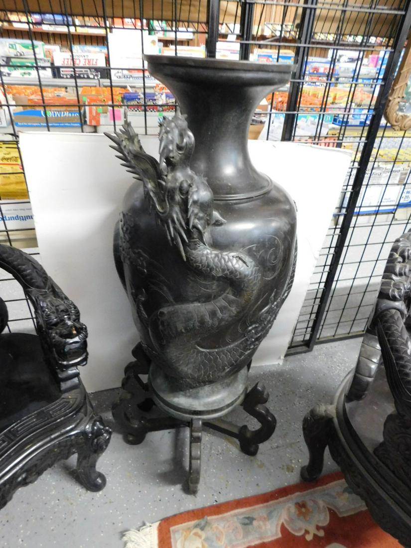 Chinese Bronze Palace vase (1 of 8)