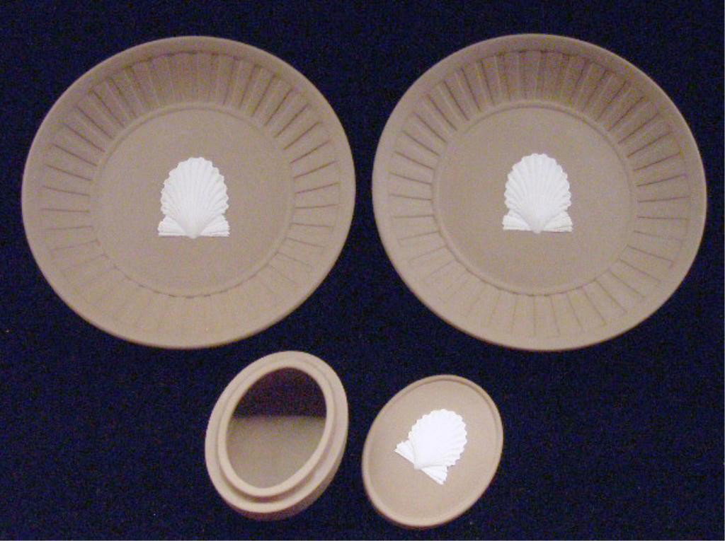Wedgwood Jasperware Box & Dishes: Wedgwood brown Jasperware 2" x 1 3/4" small box & pair of 4 1/2" dishes with shell design. Condition: Very good with no damage.