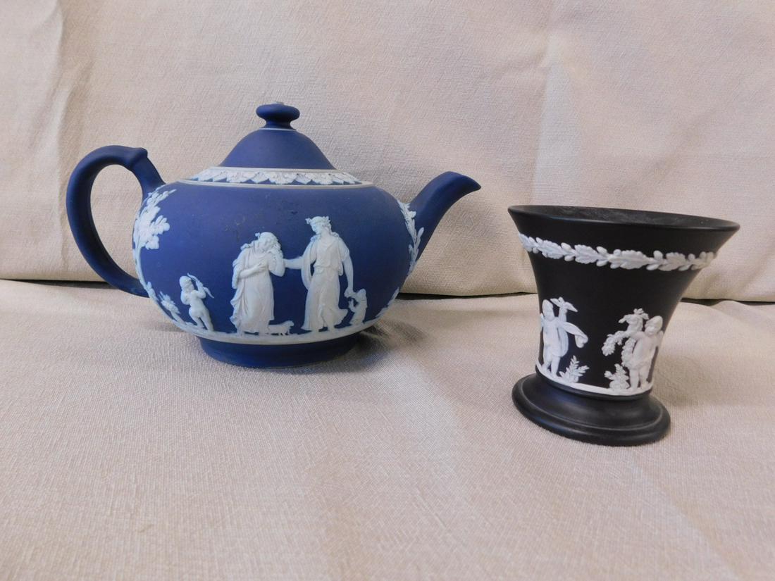 Wedgwood Teapot & Vase (1 of 8)
