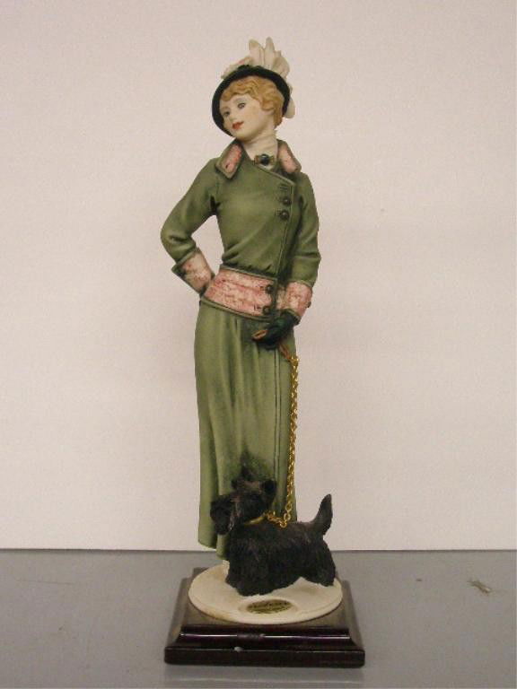 Giuseppe Armani Champs Elysees Figure: 1999 Florence sculture d'arte, Giuseppe Armani #1305-C Champs Elysees 10 1/4" figure. CONDITION: Very good with no damage.