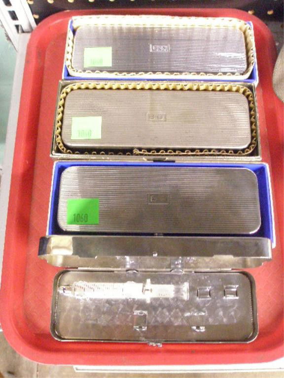 Tray Lot 4 B-D SS Glass syringe Cases: Tray lot of (4) B-D stainless steel glass syringe cases. Total of 6 glass syringes & 14 needles. Syringe numbers are G9723, 9775Y, 4506X, 4418X, 4493X, 7647Y. CONDITION: Good