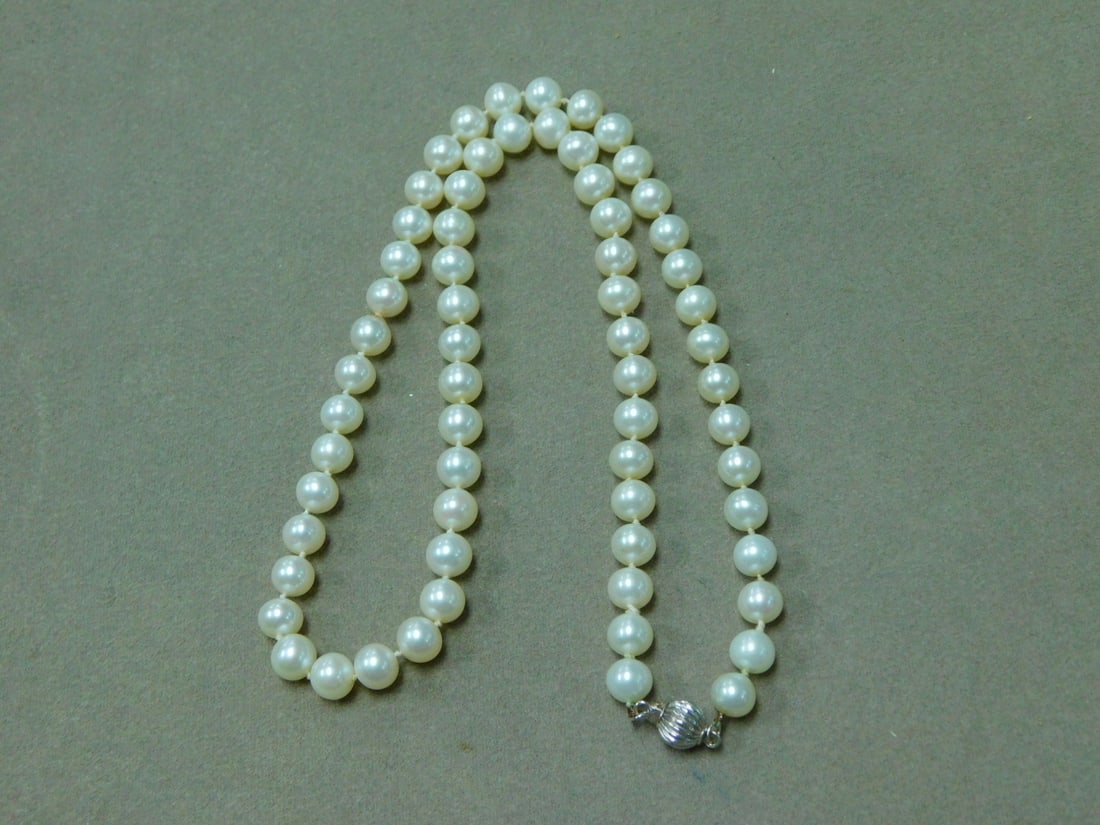 18" Pearl Strand 14K WG Clasp (1 of 2)