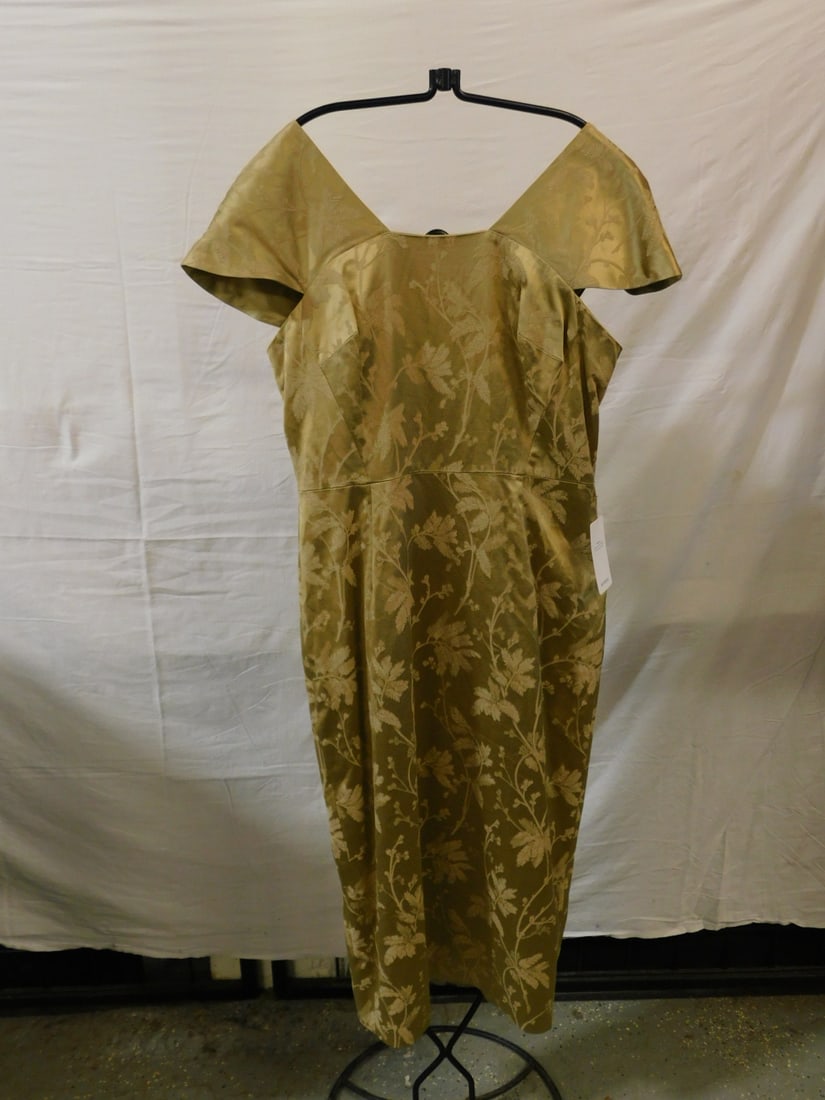 Etro Gold Damask Dress NWT Sz 48: Etro Gold Damask Dress NWT Sz 48. Gold damask, floral print dress, cap sleeves, cotton-viscose blend, gold tone back zipper, mid-length, new with tags, size 48. In excellent, never-worn condition, no