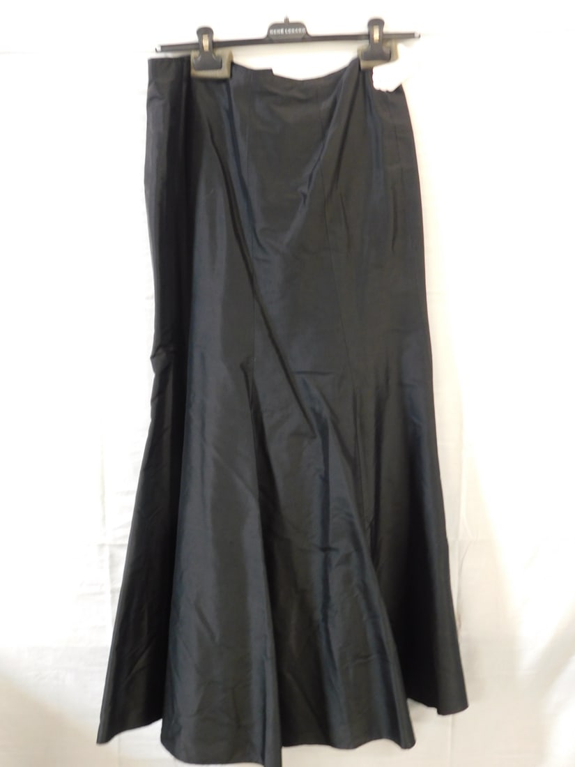 Frascara Full Length Silk Skirt Sz 10: Frascara Full Length Silk Skirt Sz 10. Frascara full length black silk skirt, formal gown length, lined, back zipper, size 10. In very good condition with no issues noted.