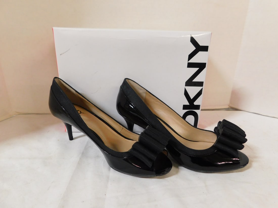 DKNY Venetia Black Patent Pump NIB Size 8.5: DKNY Venetia Black Patent Pump NIB Size 8.5. Black patent leather, peep toe pump shoes, fabric trim and ruffle embellishment, size 8.5, new in box, excellent condition, never worn.