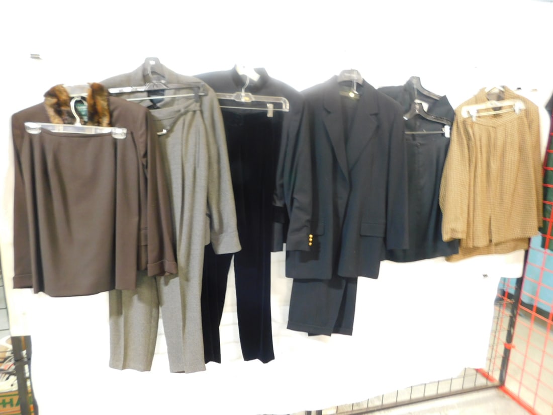 6 Ladies Suits - Lauren & DKNY (1 of 7)