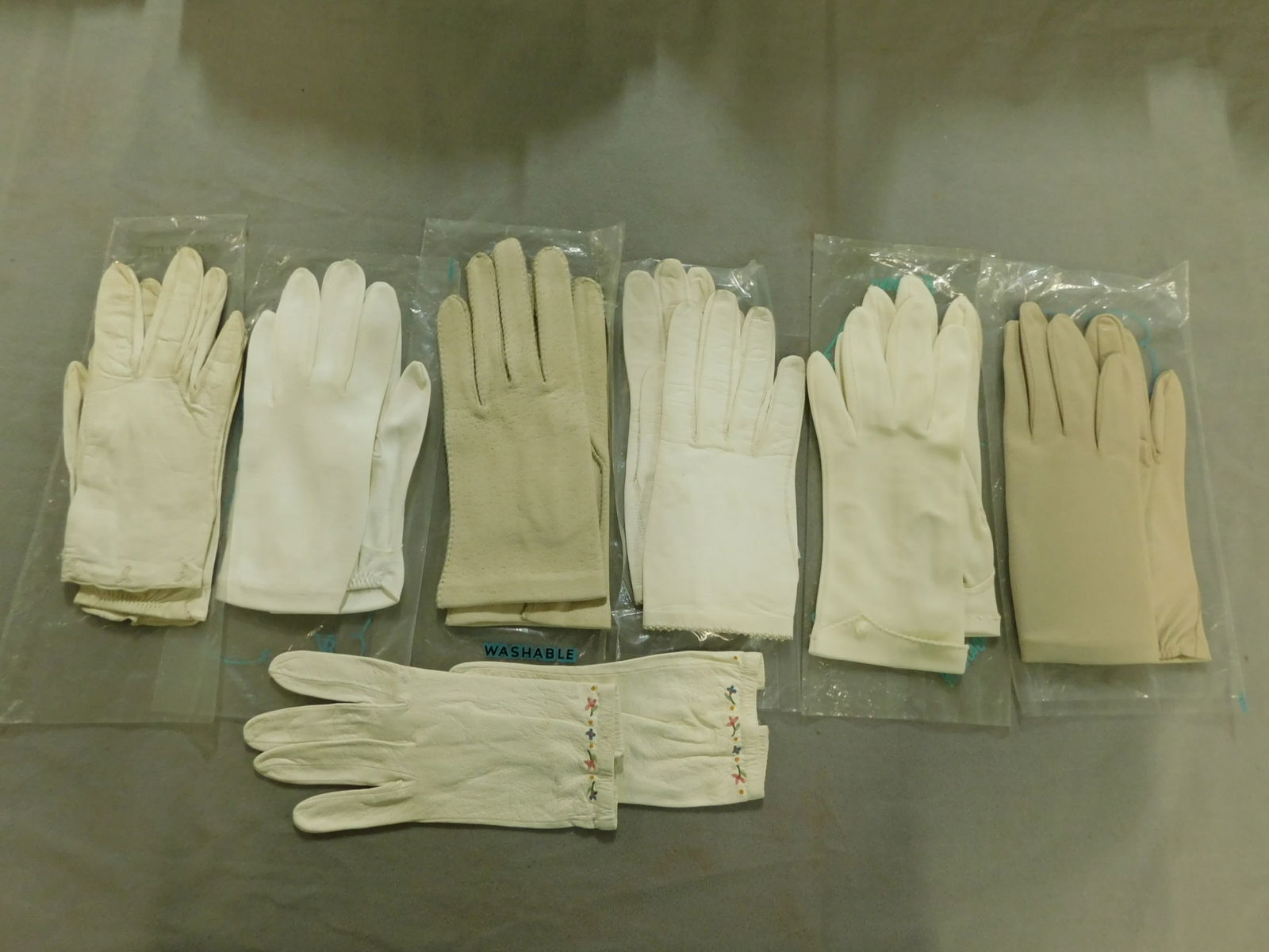 7 Prs Ladies Gloves (1 of 4)