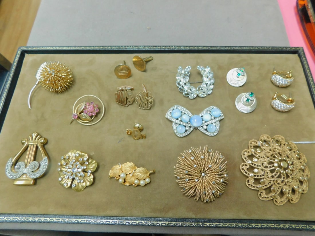 Lot Costume Pins & Earrings: Lot Costume Pins and Earrings, some signed France, Boucher, Monet, G.F. cufflinks, costume pearls, rhinestones, moonstones, etc. CONDITION: Vintage, preowned, very good.