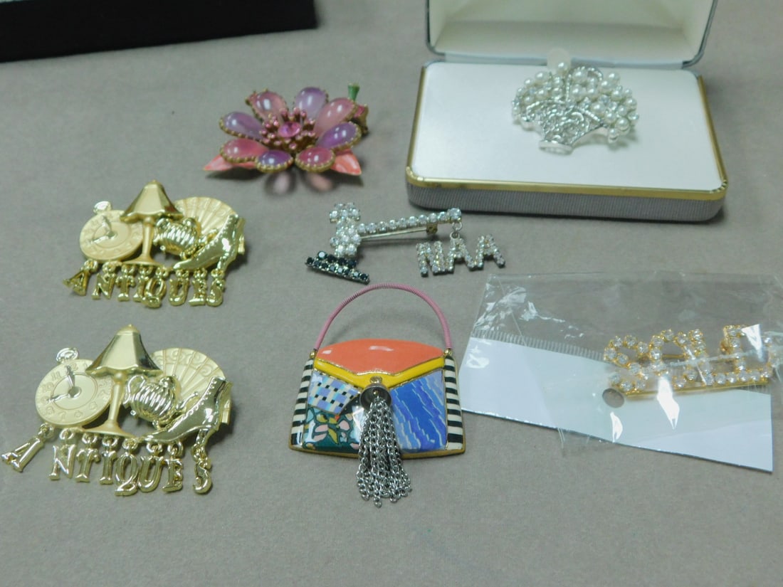 7 Costume Pins (1 of 5)