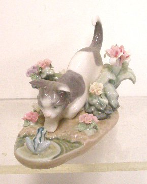 Lladro Kitty Confrontation Figurine: Lladro porcelain #1442 Kitty Confrontation 3 1/2" x 5 1/2" figurine. CONDITION: Small chip on 1 flower.