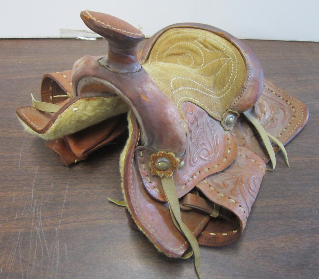 Western Leather Doll Saddle (1 of 4)