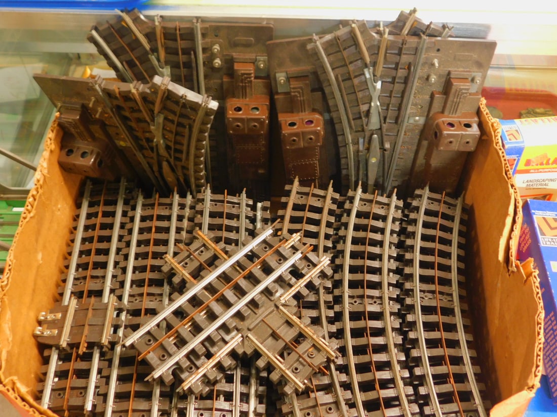 Lionel Postwar Trai Track & Accessories (1 of 3)