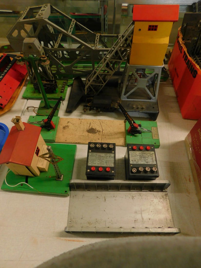 Lionel Mechanical Train Accessories (1 of 6)