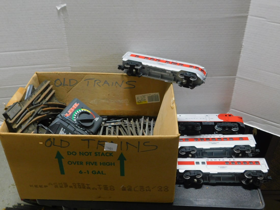 Lionel Santa Fe Passenger Set (1 of 4)