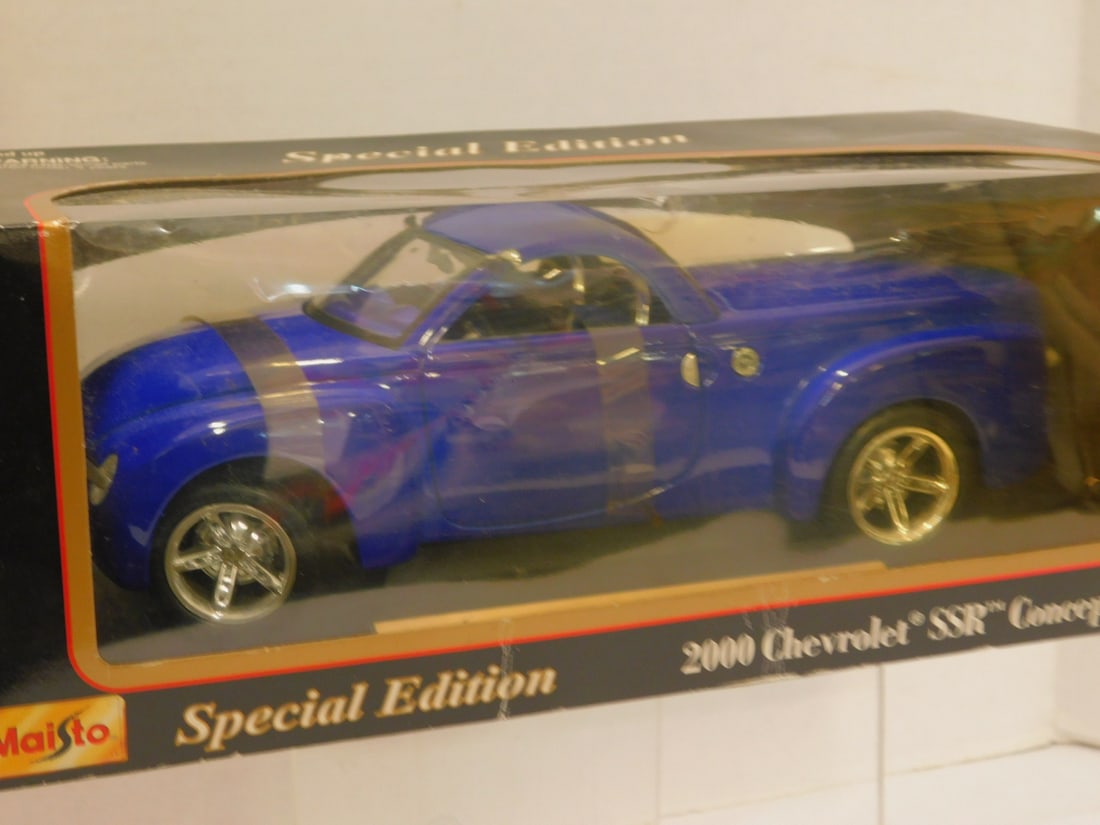 Maisto 1:18 Scale Chevy Concept NIB (1 of 3)