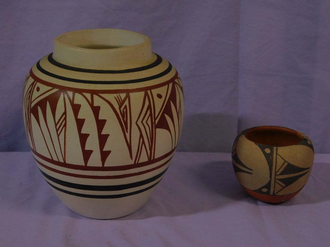 2 Native American Pottery Jars (1 of 5)
