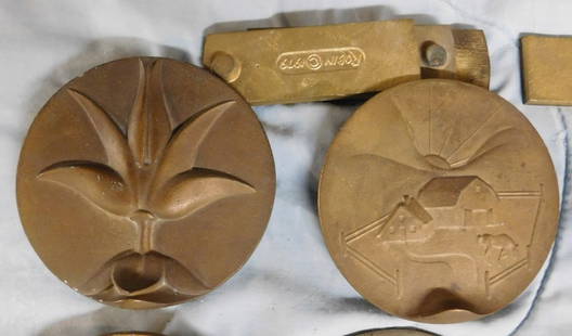 5 Stephen Robin Mold Sample Door Knockers: 5 Stephen Robin (1944 - 2018), mold sample Door Knockers (4 in bronze and 1 in painted gypsum), flowers, portrait, barn and cat, approximate 5" diam, comes with Certificate of Authenticity.