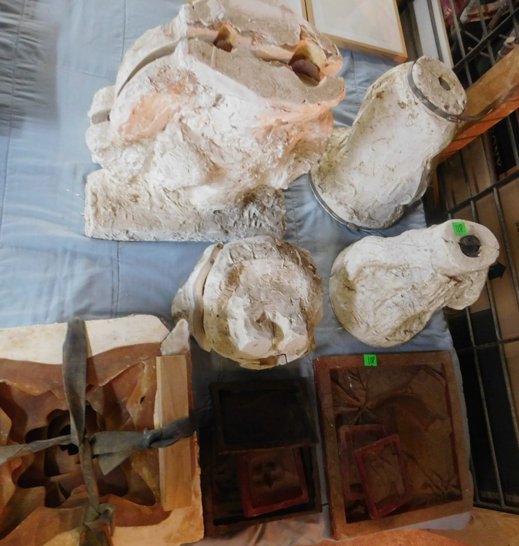 10 Molds in Plaster and Rubber: 10 molds in plaster and rubber for flowers, plaques, etc. various sizes. Condition: very good