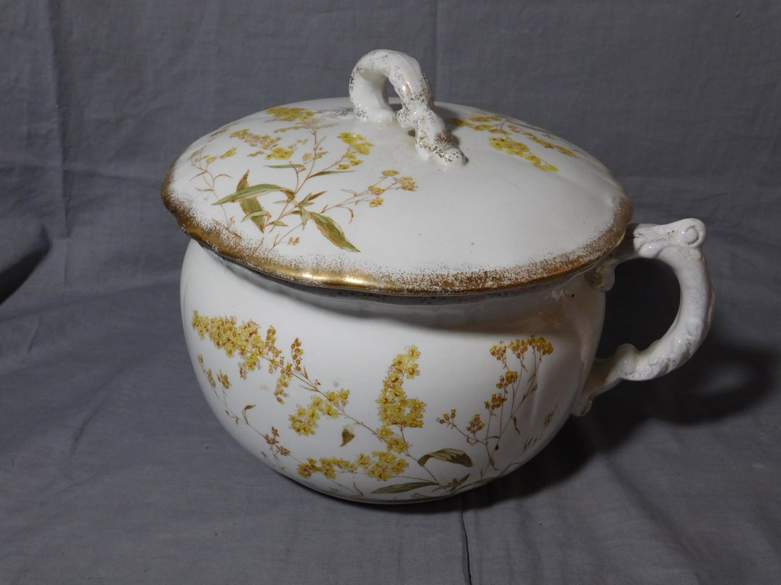 Covered Chamber Pot (1 of 4)