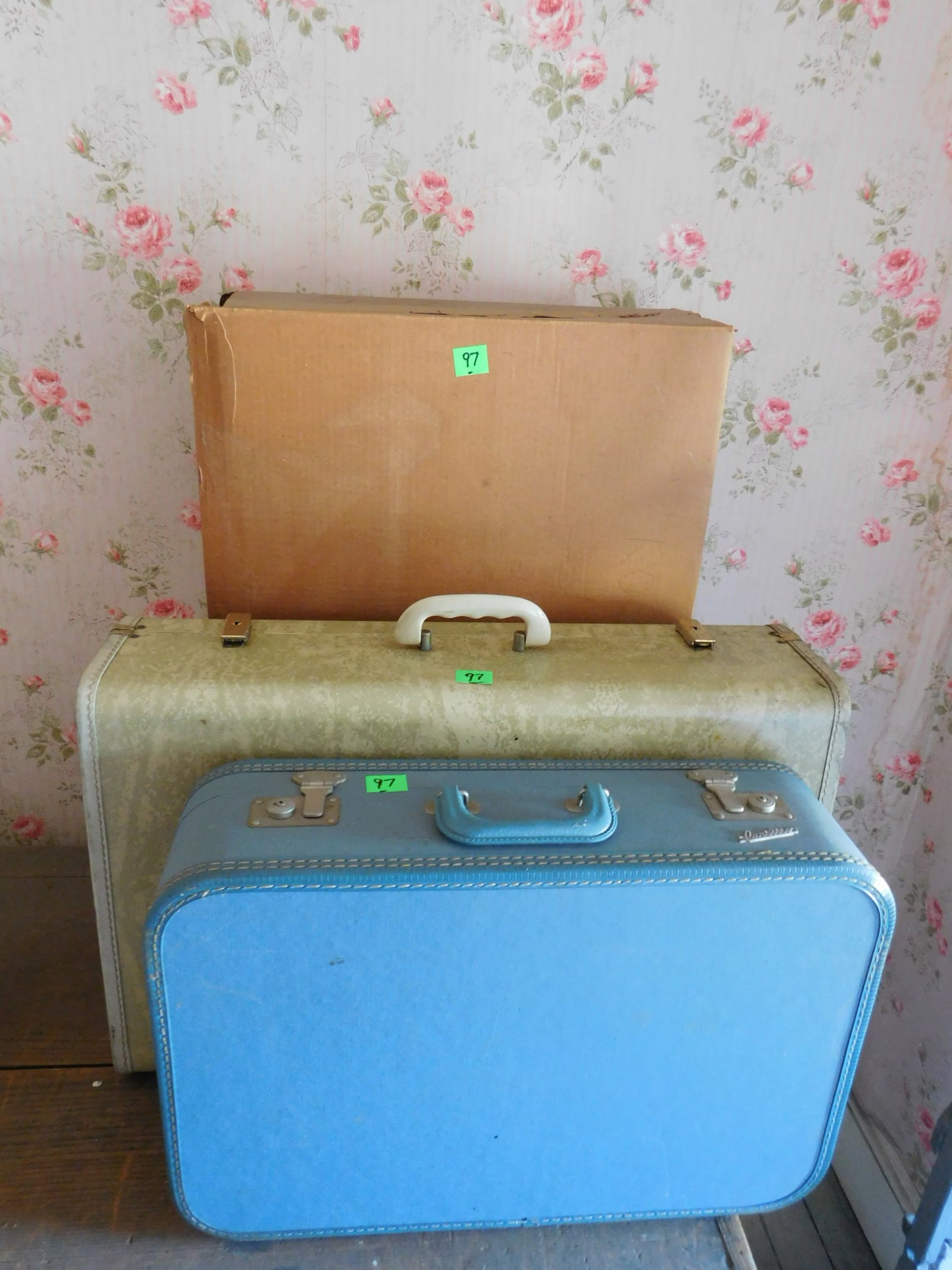 3 Pieces of Luggage: 3 Pieces luggage, assorted brands, vintage. may not have keys. Condition: good
