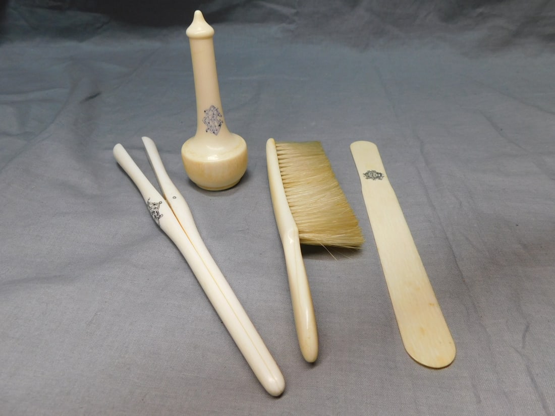 Vintage Dresser Accessories (1 of 4)