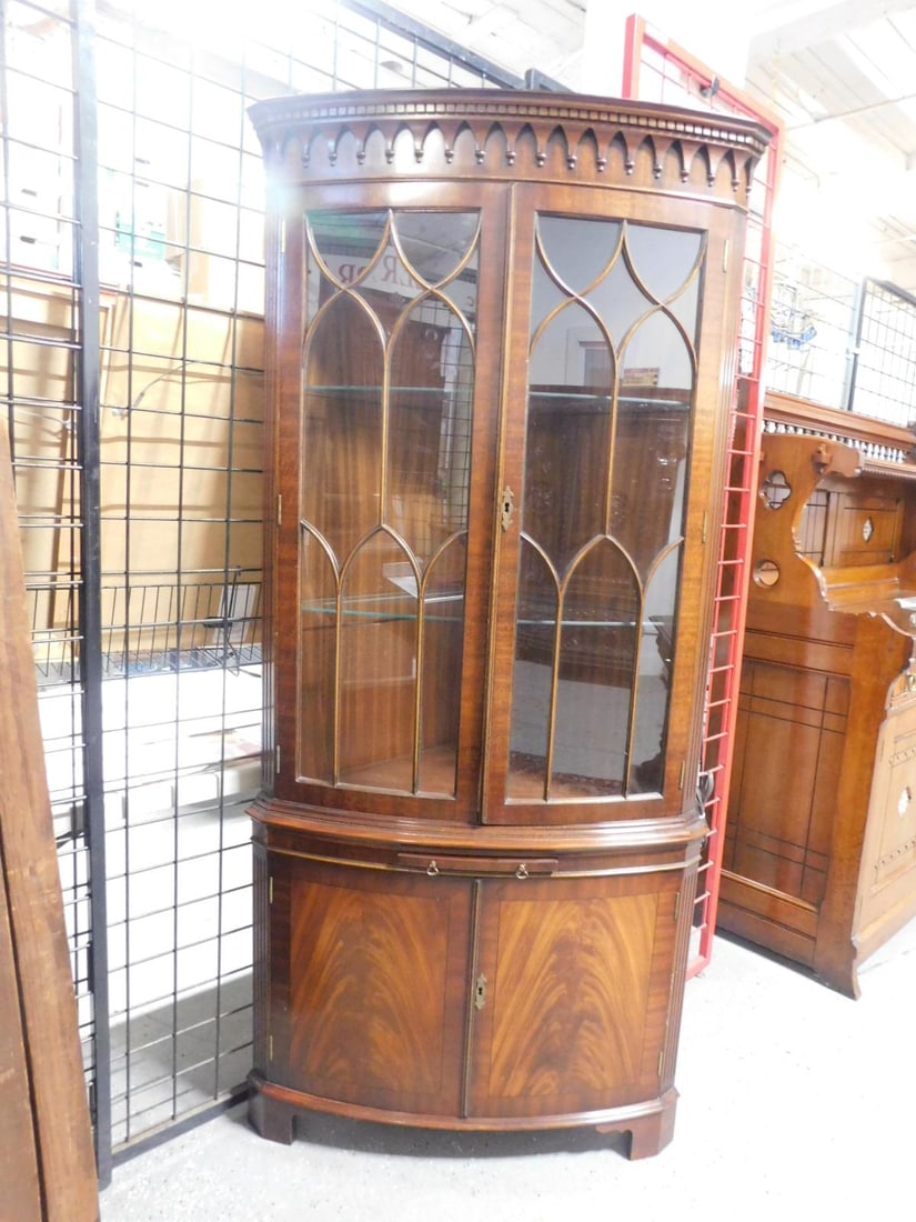 Federal Style Corner Closet (1 of 3)