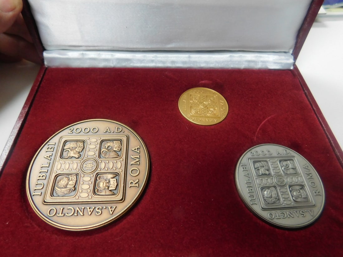 Three Roman 2000 Jubilance Triptych Medals in Case (1 of 3)