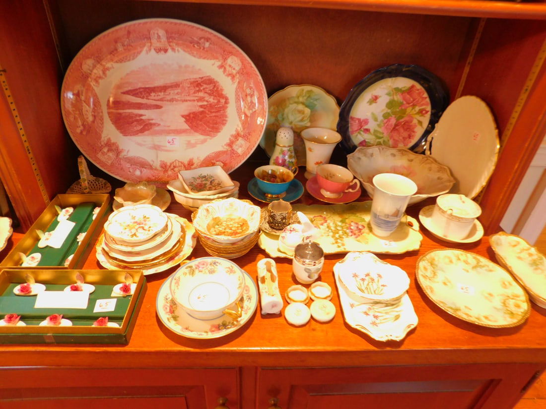 30+ decorative porcelain pieces (1 of 6)