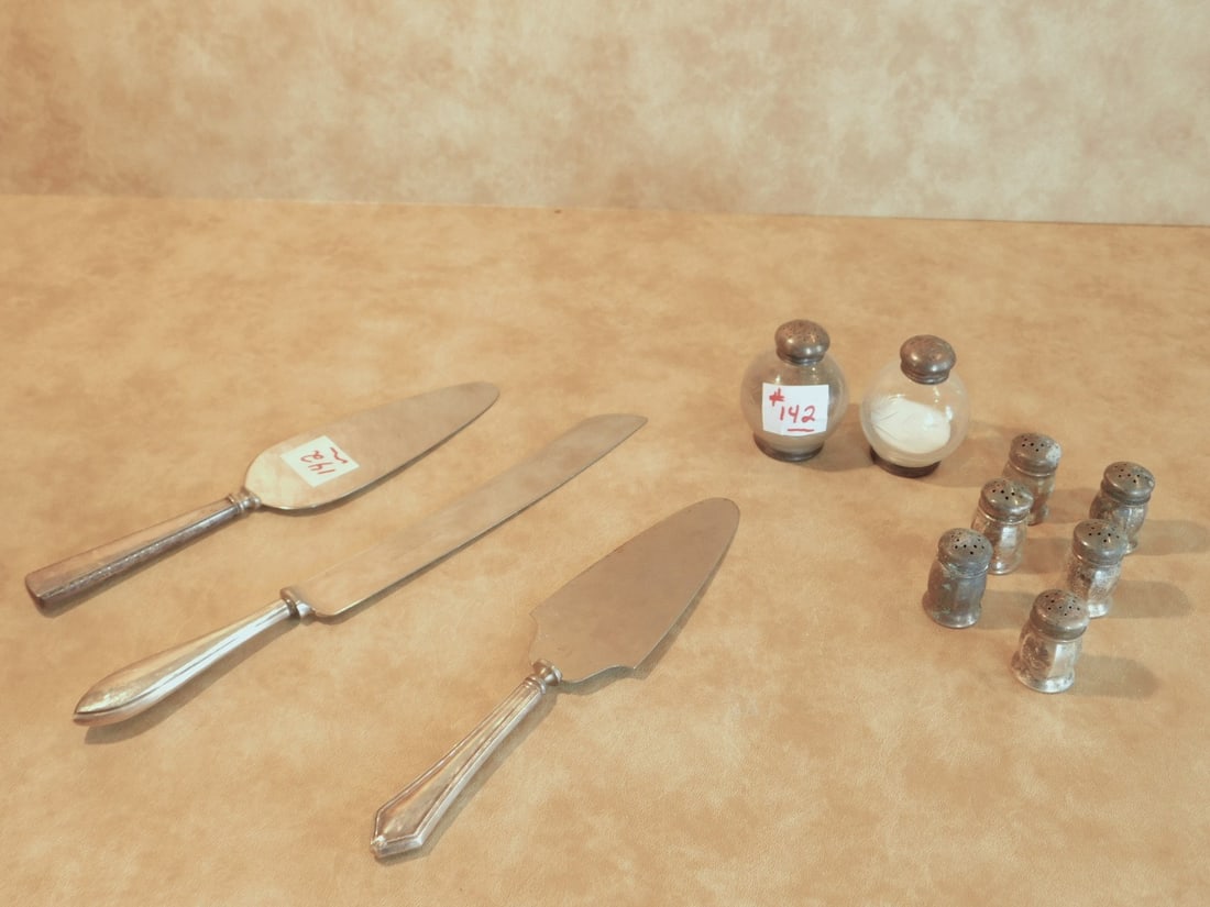 Sterling salt and peppers with knives (1 of 1)