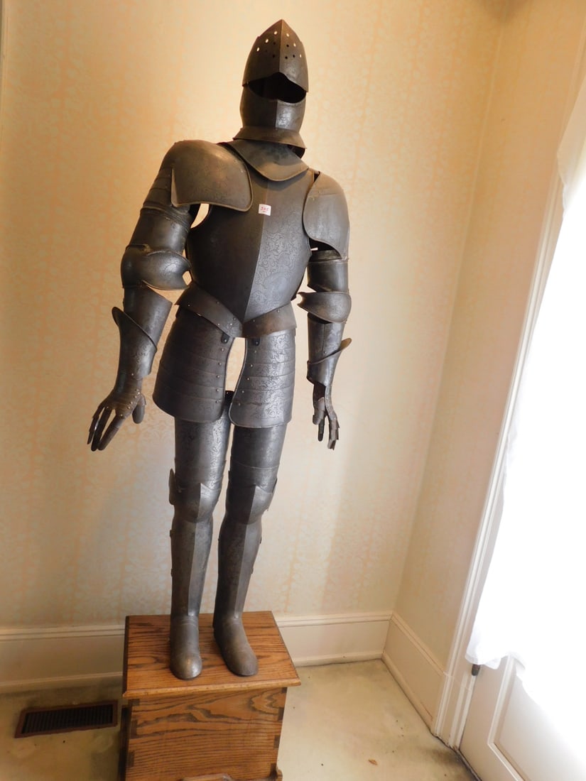 Antique full suit of armor (1 of 6)