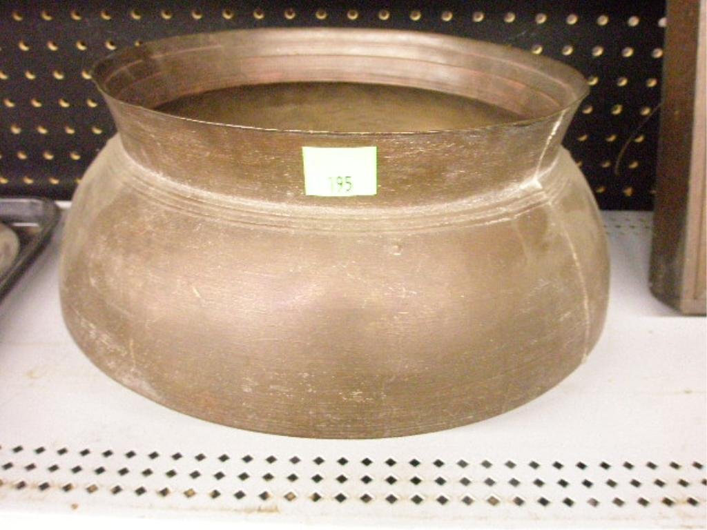 Heavy Copper Pot: Heavy copper pot with reeded border, early 20th C. 131/4" diam. x 7" hgt. Condition: No issues noted. Provenance: From the collection of the former Commercial Museum, Philadelphia (later the Civic Cen