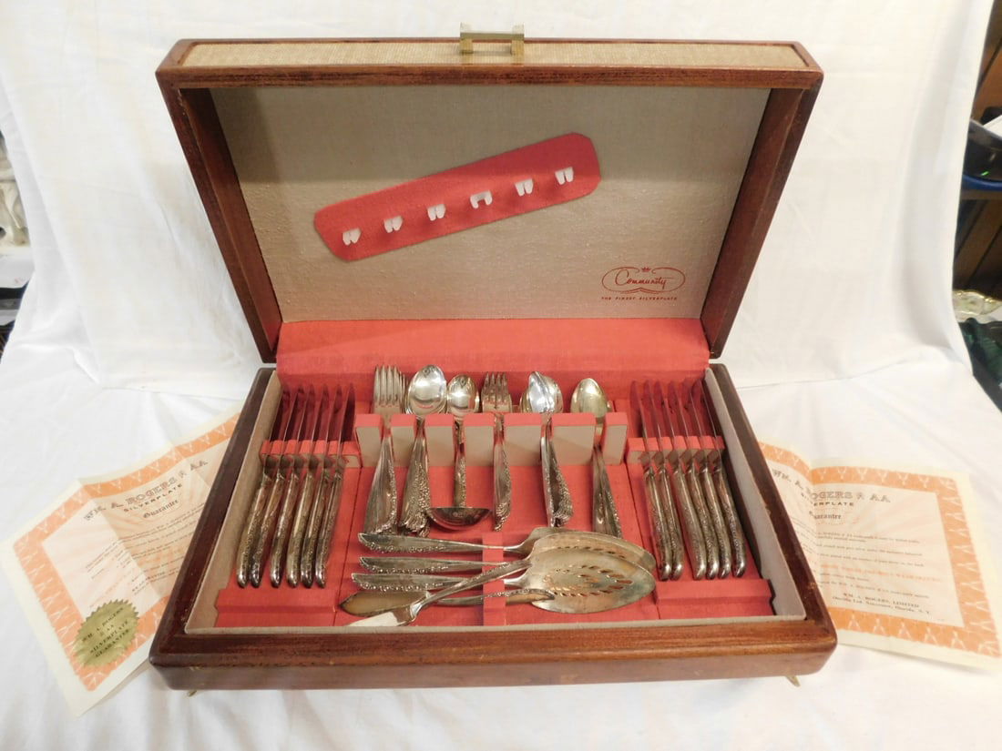Silver Plate Flatware Set (1 of 7)