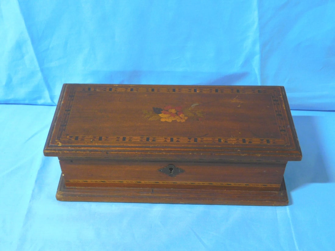 Humidor: Humidor, mahogany with floral and band inlay, locking hinged lid with sheet aluminum interior, early 20th C, 12" x 5" x 4 1/4". CONDITION: A few dings and scratches.