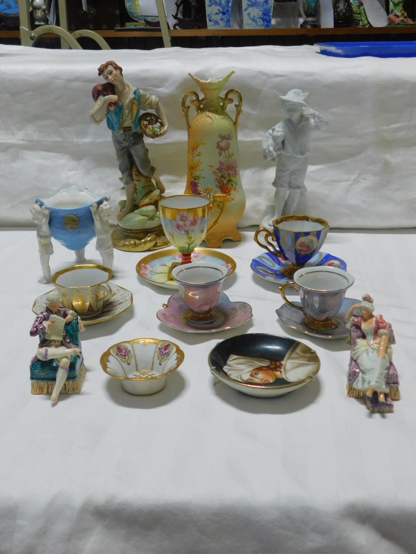 Cups / Saucers, Figurines, Vase (1 of 9)