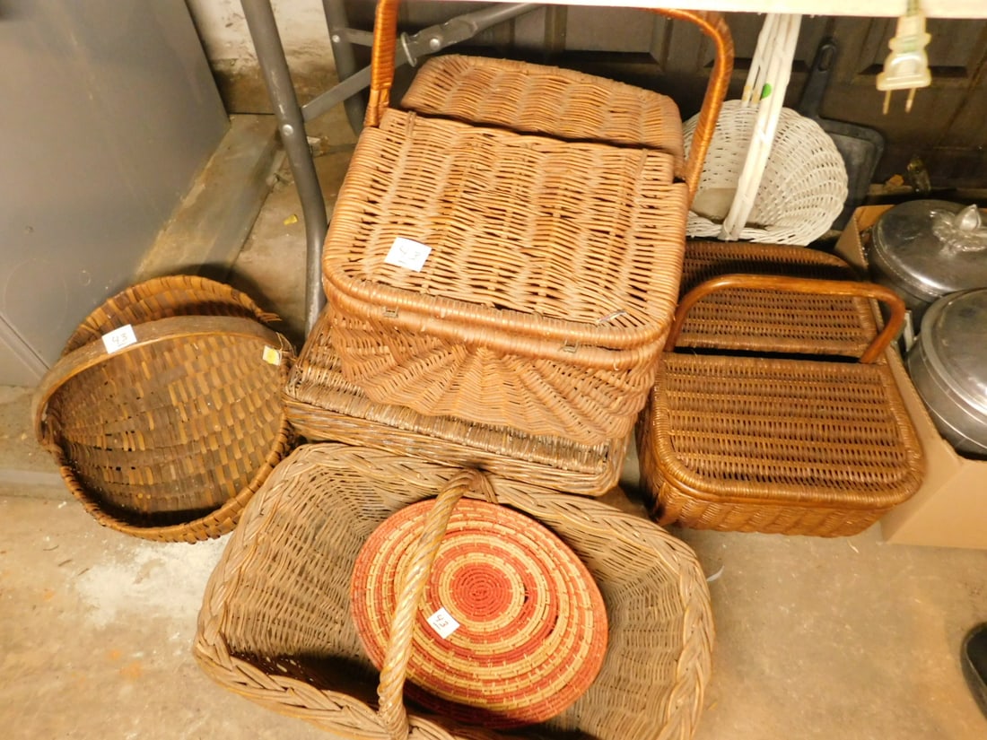 7 Vintage wicker baskets: 7 Vintage wicker baskets, picnic type and other, Condition: good