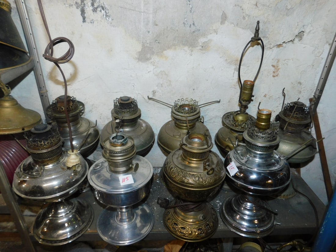 9 Vintage fluid lamps: 9 Vintage fluid lamps, (3) electrified (4) chrome, (1) with floral raised decoration, Rayo Aladdin and unmarked, no stacks. Condition: good