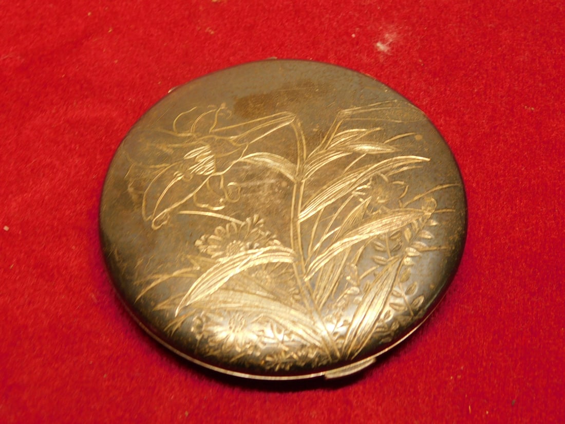Sterling Silver Compact: Sterling Silver Compact Japanesque engraved floral design, 3 1/2"d, 3.85 ozts TW xx only silver. CONDITION: Tarnished, missing pin on interior hinge.