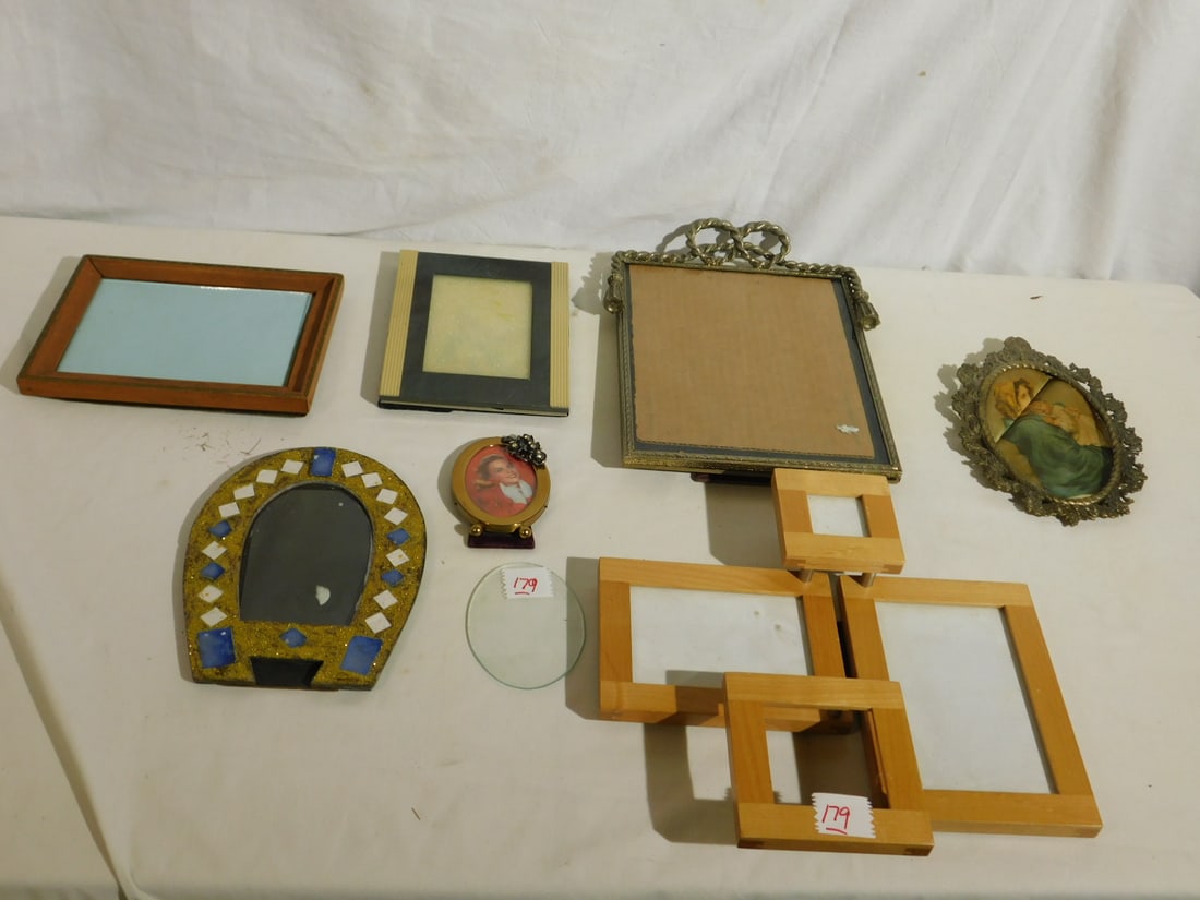 Picture Frames Group: Picture Frames Group, seven pieces, wood and metal, various sizes and shapes, from 4" to 11". CONDITION: From fair to very fine.