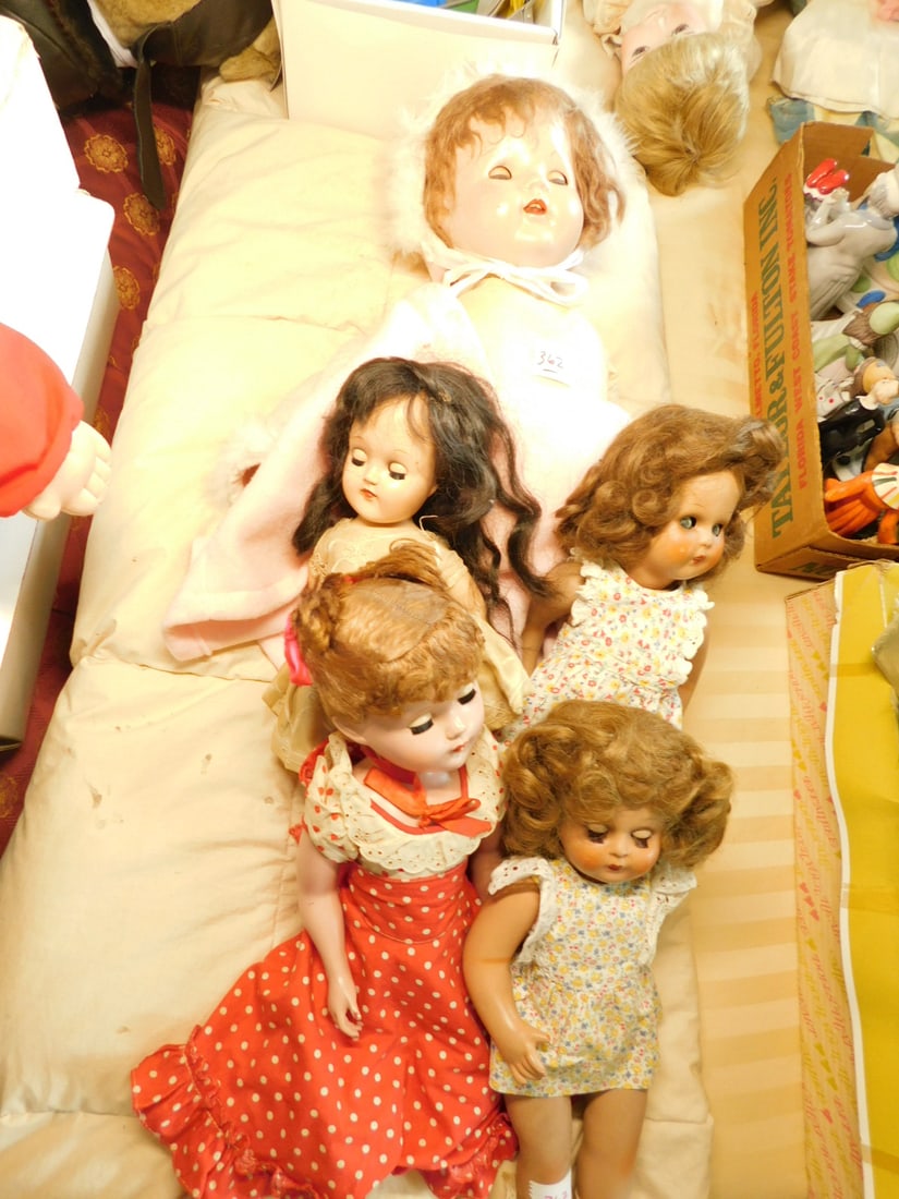 5 Vintage Dolls: Five Vintage Dolls, in composition and hard plastic, Ideal and others, all with garments, from 13" to 20". CONDITION: Very good.