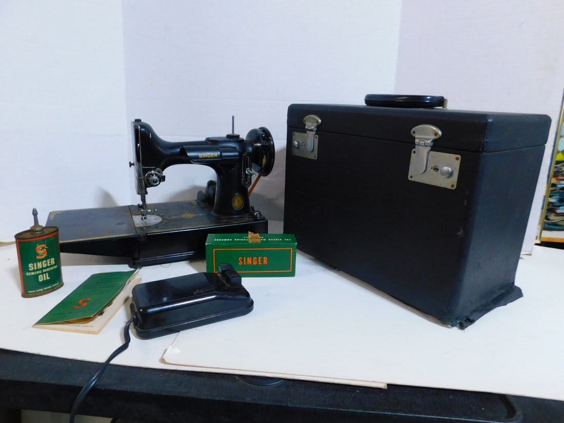 Singer Feather Weight Sewing Machine (1 of 6)