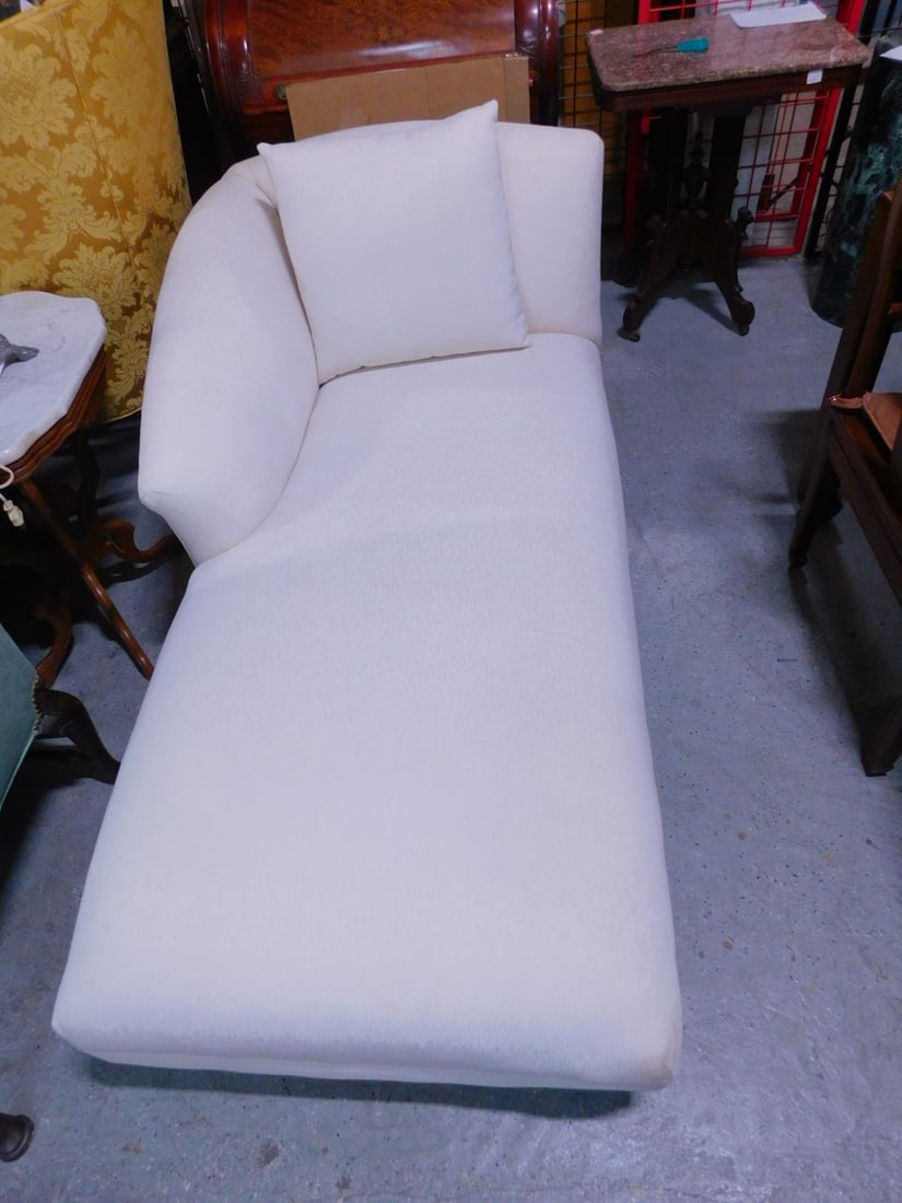 Contemporary Chaise Lounge (1 of 8)