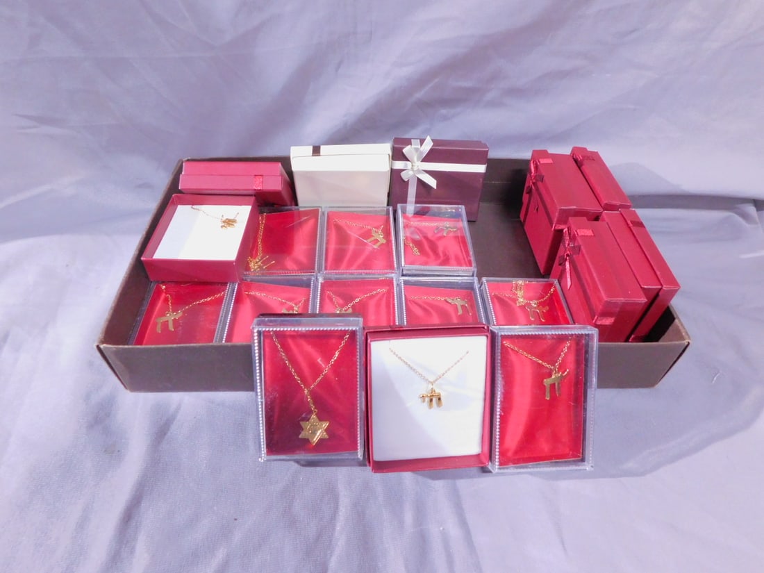 20 Judaica Necklaces: Twenty Judaica Necklaces, gold plated Chai's in two sizes, plus one Mogen David, with chains, vintage, new in boxes, circa 1970s to 80s. CONDITION: Vintage, new in boxes.