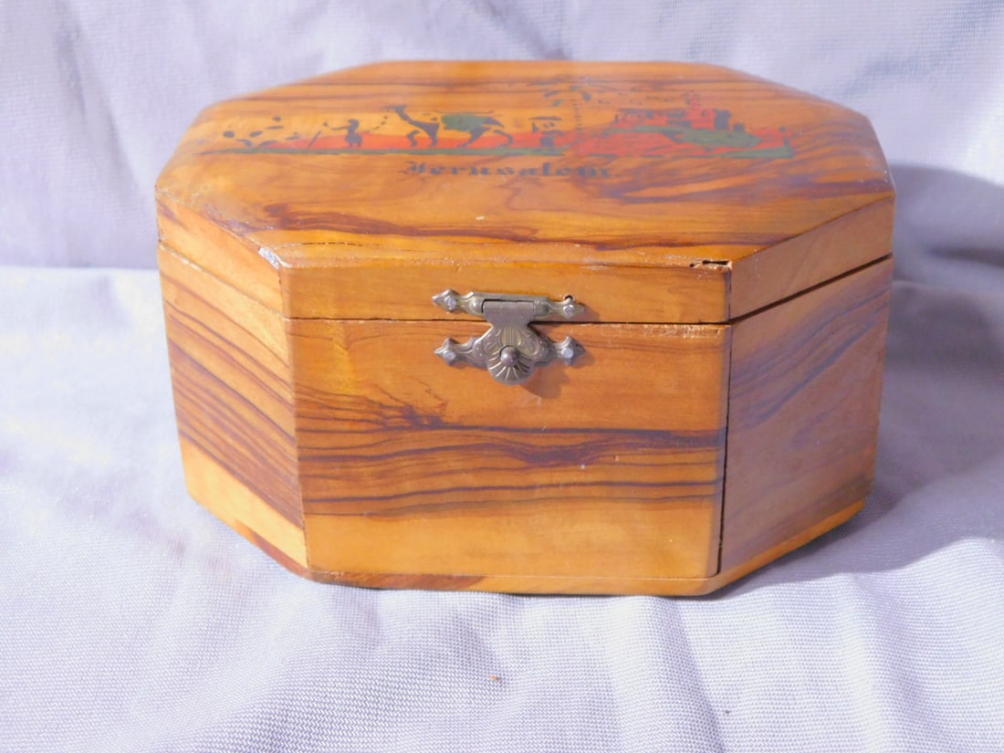 Jerusalem Etrog Box: Jerusalem Etrog Box, octagonal olive wood with camel scene painted hinged lid, cloth lined interior, early 20th C, 5 3/8" x 4" x 2 3/4". CONDITION: Good, modest wear.