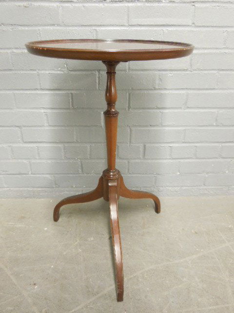 Kittinger Candlestand: Kittinger Candlestand, pattern#T-C9 R; mahogany, dished 16" diameter top, tripod spider legs, mid 20th c. hgt 25 1/2". CONDITION: No issues identified.