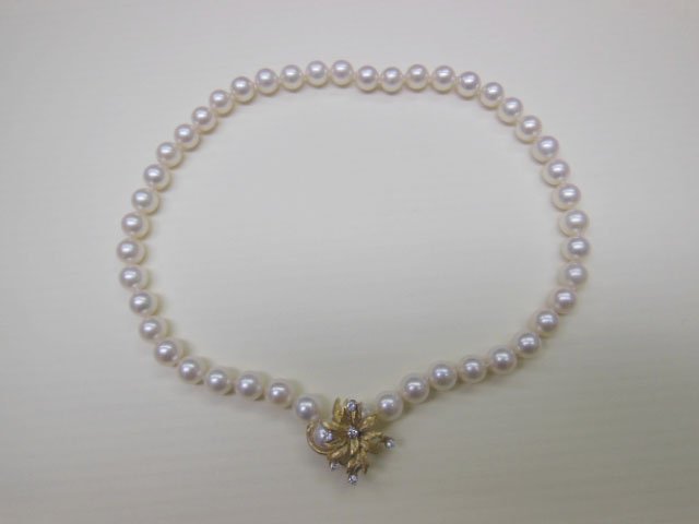 Pearl Choker w/Gold & Diamond Clasp: Pearl Choker w/Gold & Diamond Clasp, 15" single strand 8mm beautiful lustre pearls, special Patent Pending pearl closure tests 18K w/6 round diamonds approx. 1/4 ct. TW diamonds. Condition: Very fine.