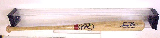 Sammy Sosa Signed Baseball Bat: Sammy Sosa signed Rawlings Big Stick Professional Model 33" Baseball bat with bat holder, no C.O.A. for authenticity or guarantee of signature. CONDITION: Very good with strong signature.